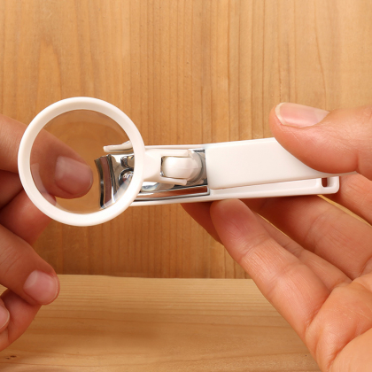 nail clipper with magnifier