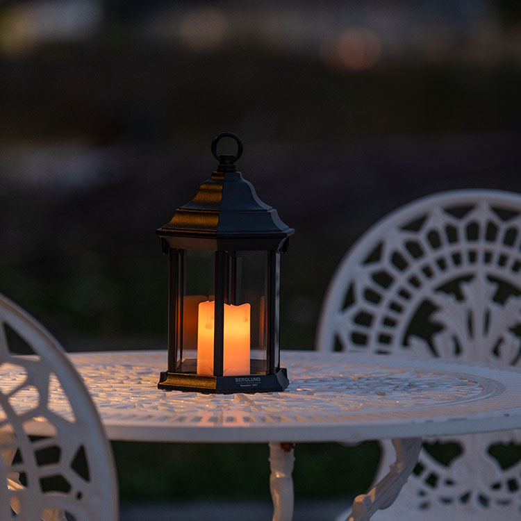 Lantern with twilight sensor