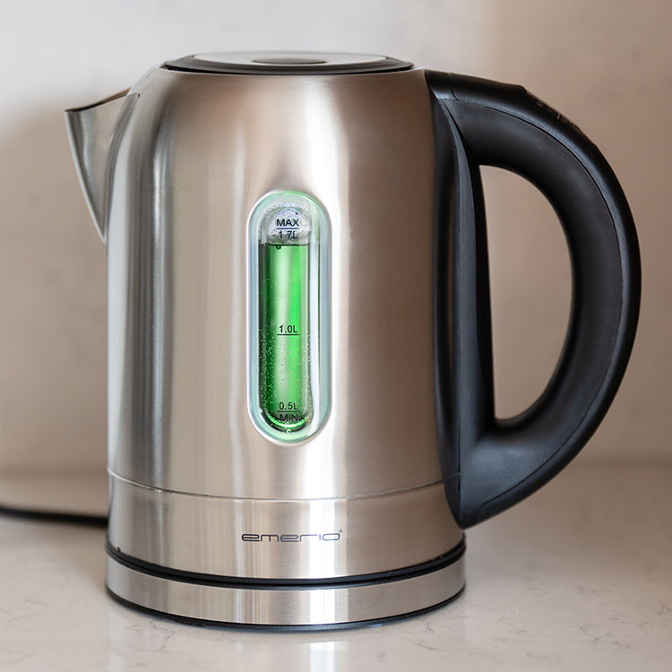 Electric kettle with smart temperature setting