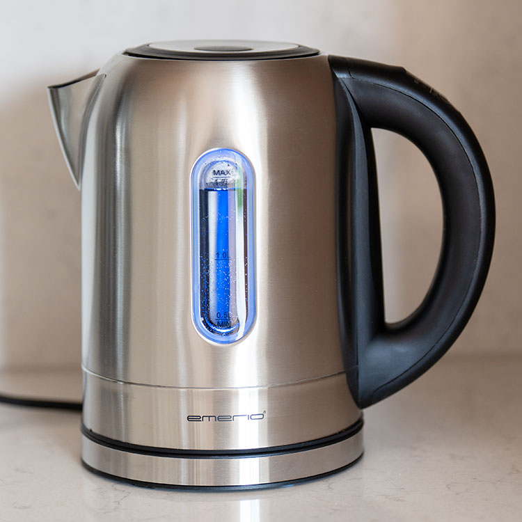 Electric kettle with smart temperature setting