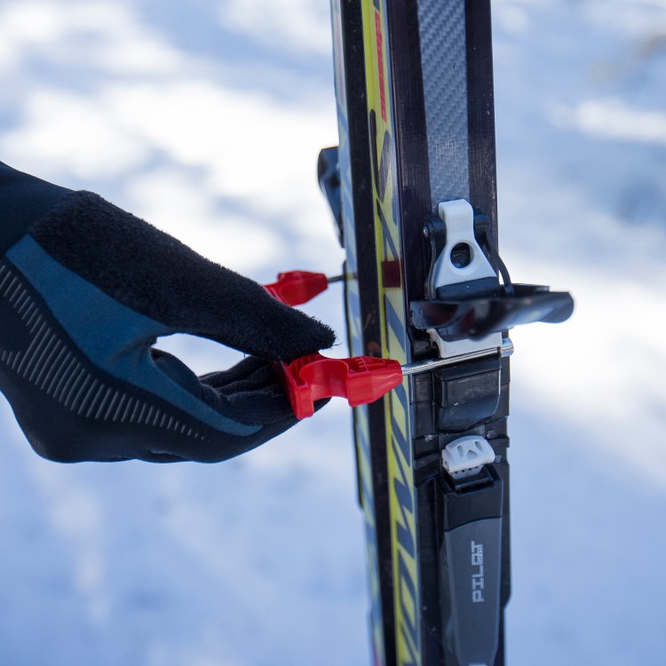 Easy grip ski holder