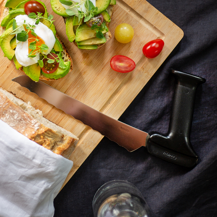 Ergonomic bread knife