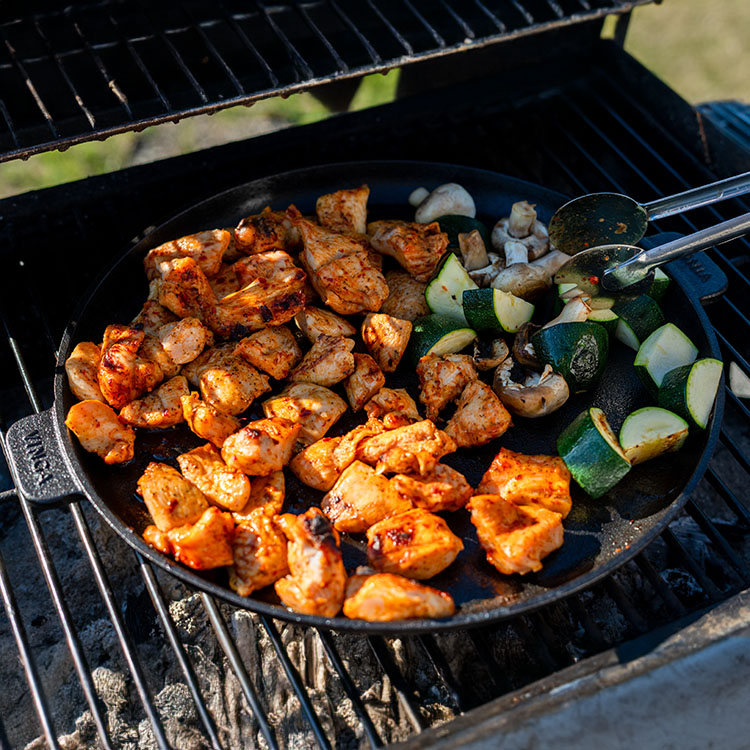 Cast-iron pan for the grill