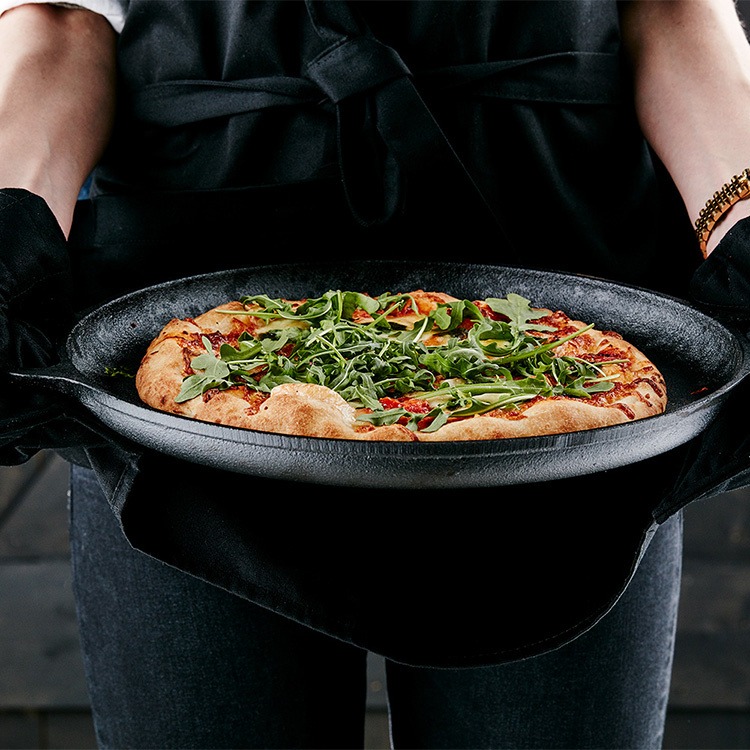 Cast-iron pan for the grill