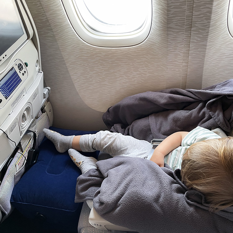 Inflatable Airplane Footrest - A clever footstool for children ...