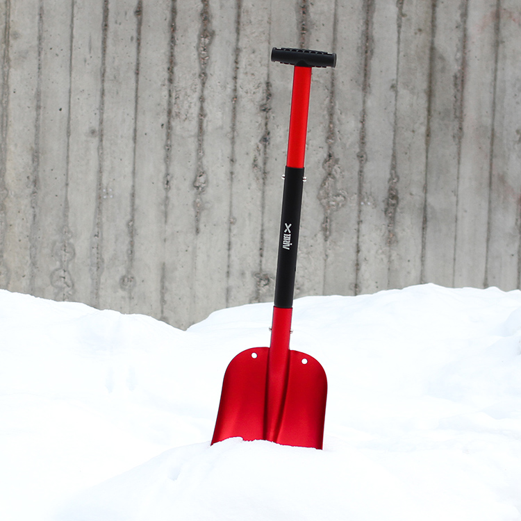 Foldable snow shovel