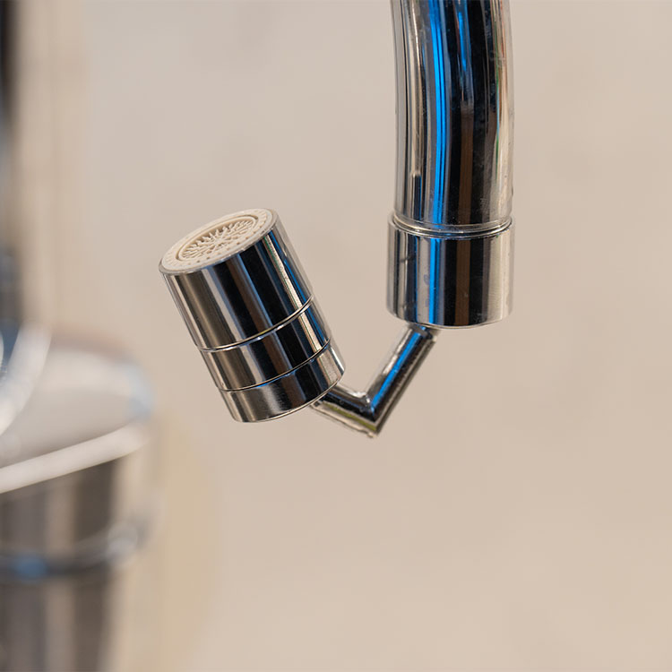 Rotatable nozzle for the tap