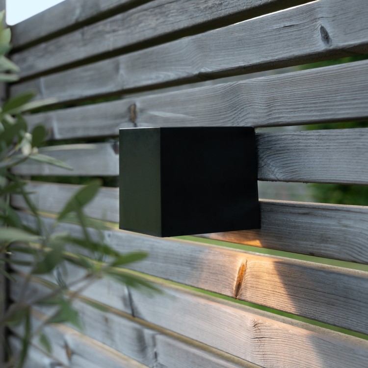 Solar-powered wall lamp