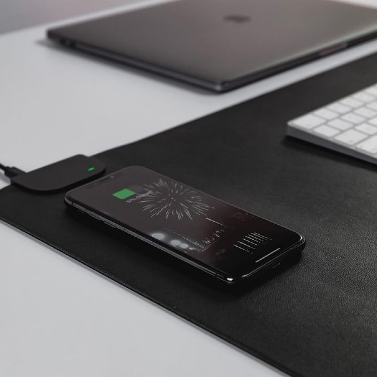 Desk pad with QI-charging