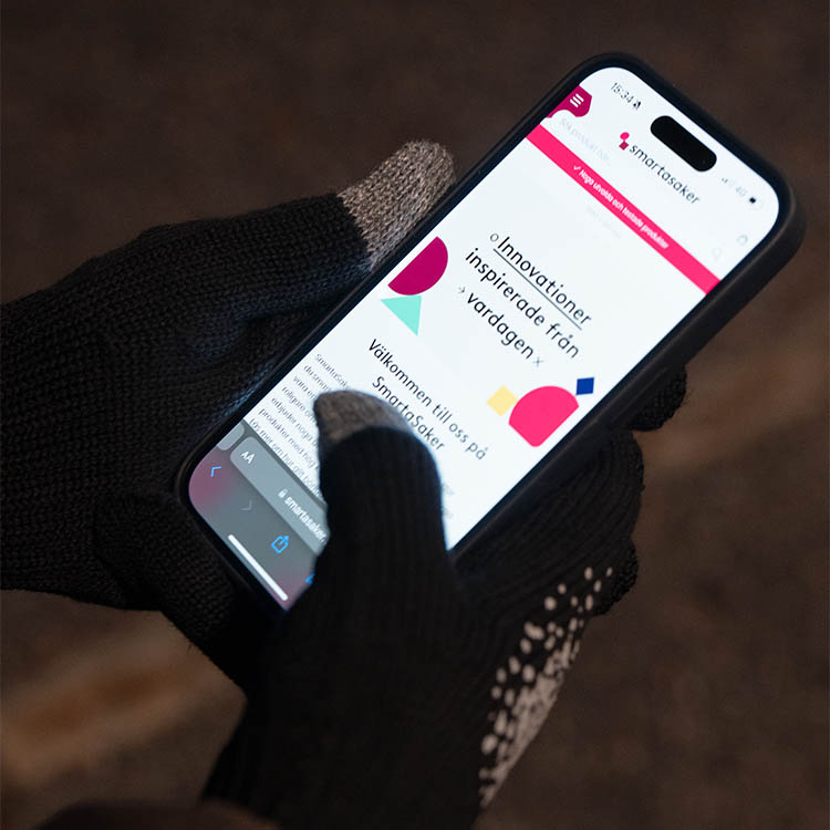 Reflective touchscreen gloves