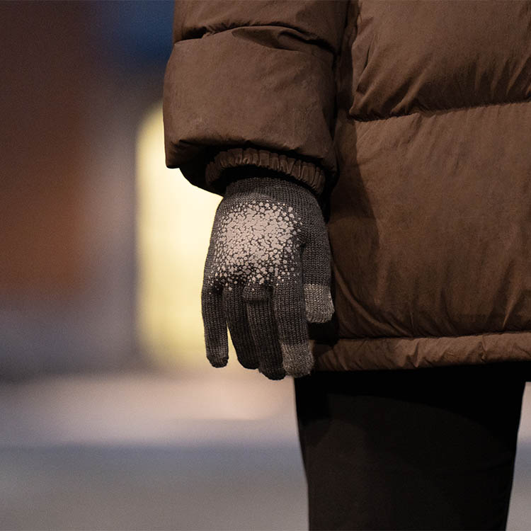 Reflective touchscreen gloves