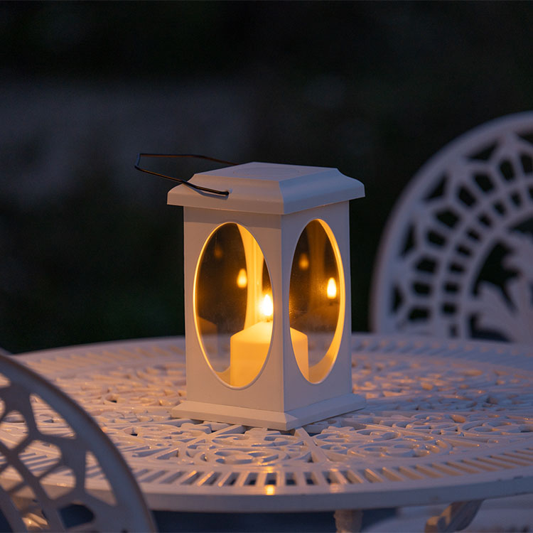 Battery-powered indoor lantern with timer