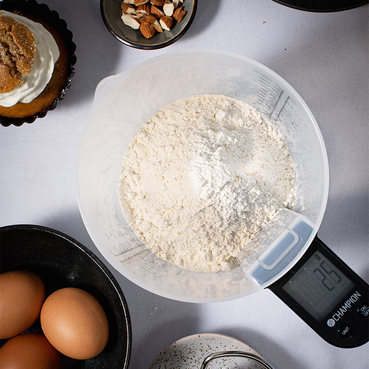 Kitchen scale with measuring jug