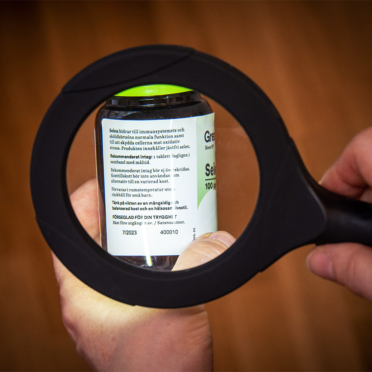 Magnifying glass with LED lights