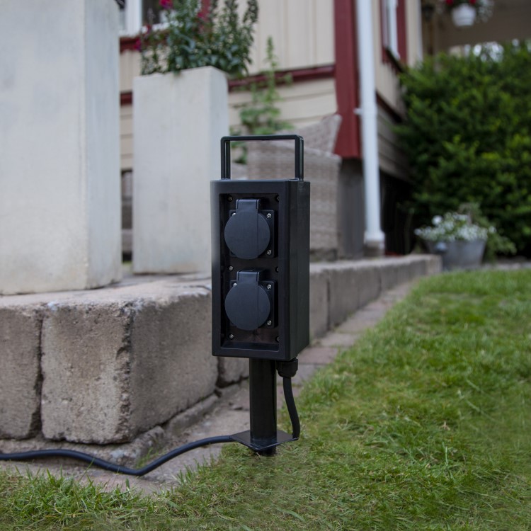 Power strip for outdoors use