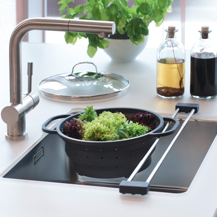 Adjustable divider for sink