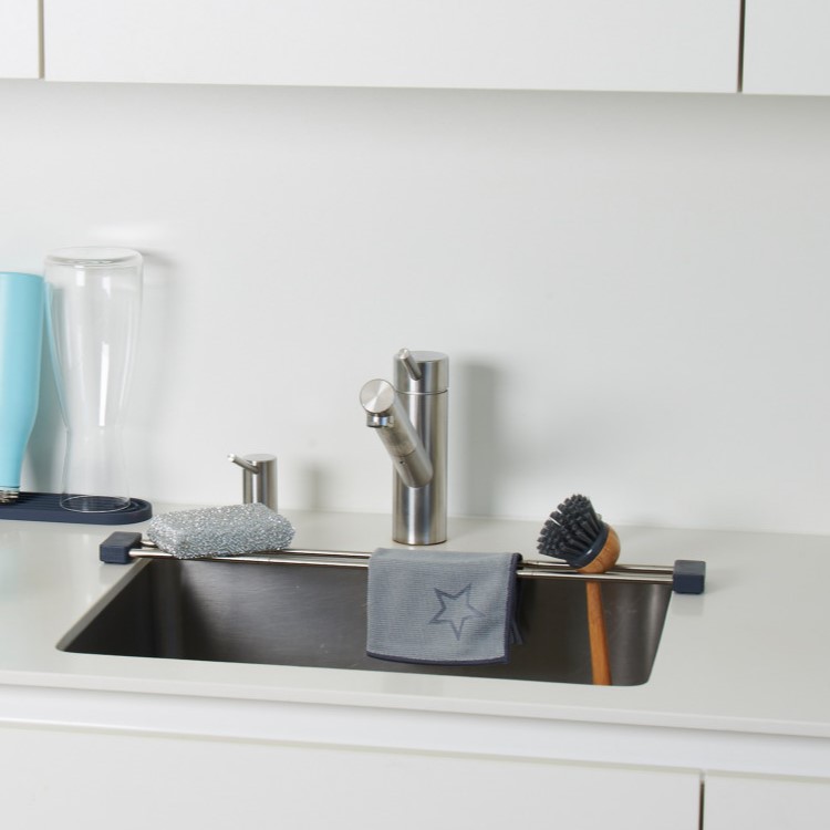 Adjustable divider for sink