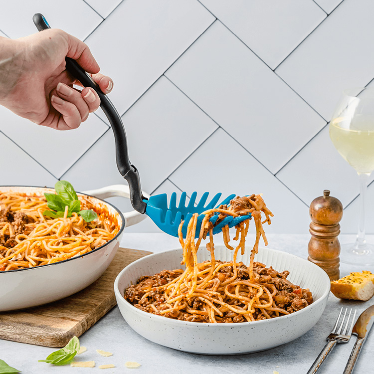 Rotating spoon with holes