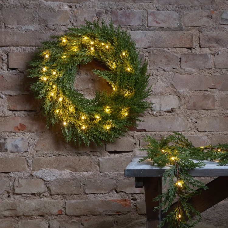 Battery-powered Christmas wreath with lighting