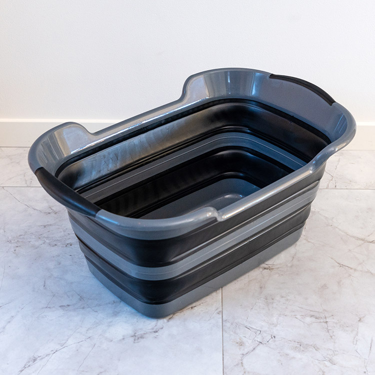 Collapsible plastic tub