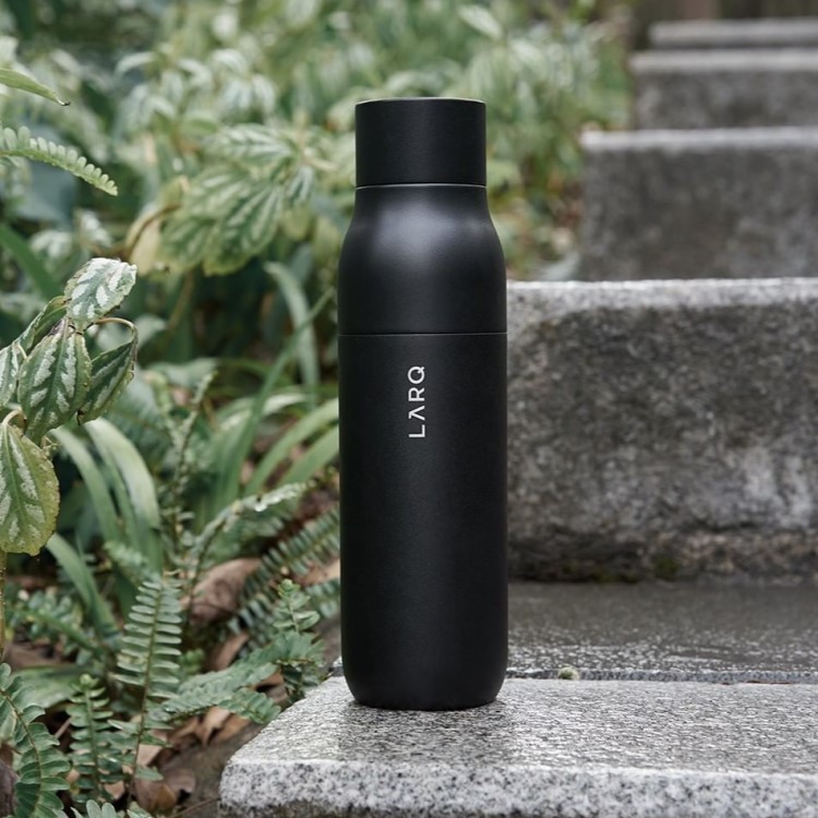 Thermos bottle with UV purification LARQ