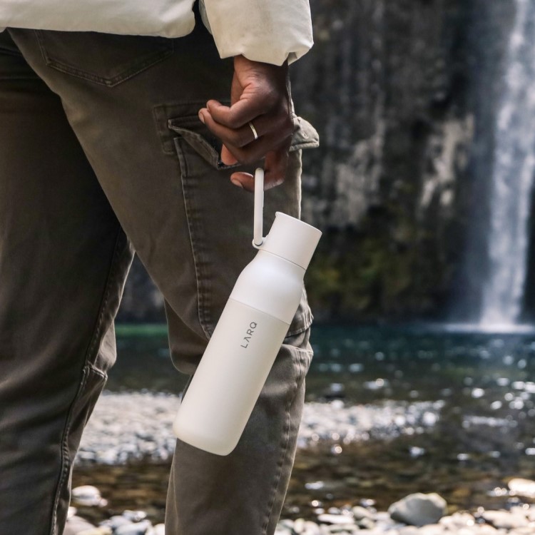 Thermos bottle with water purification filter LARQ