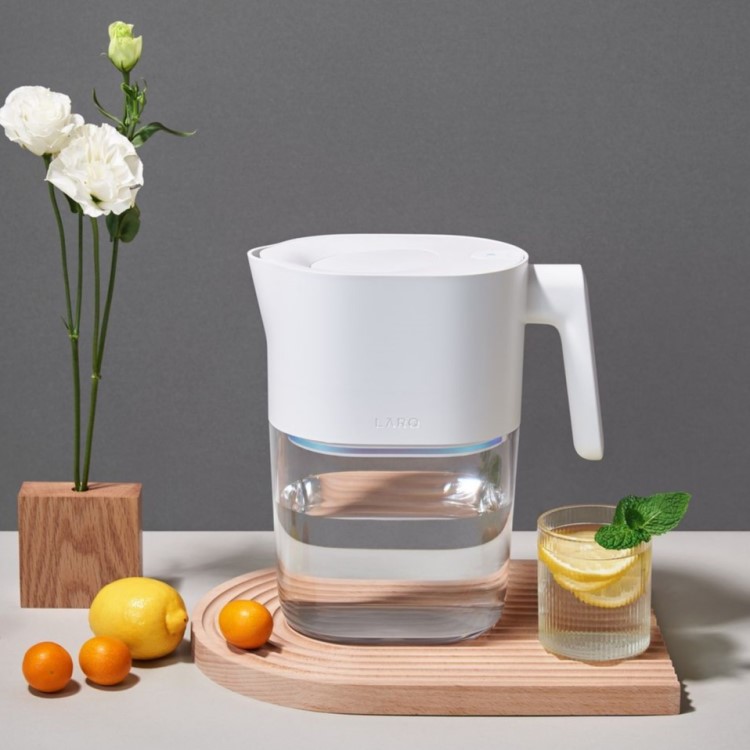 Water filter jug with UV light LARQ