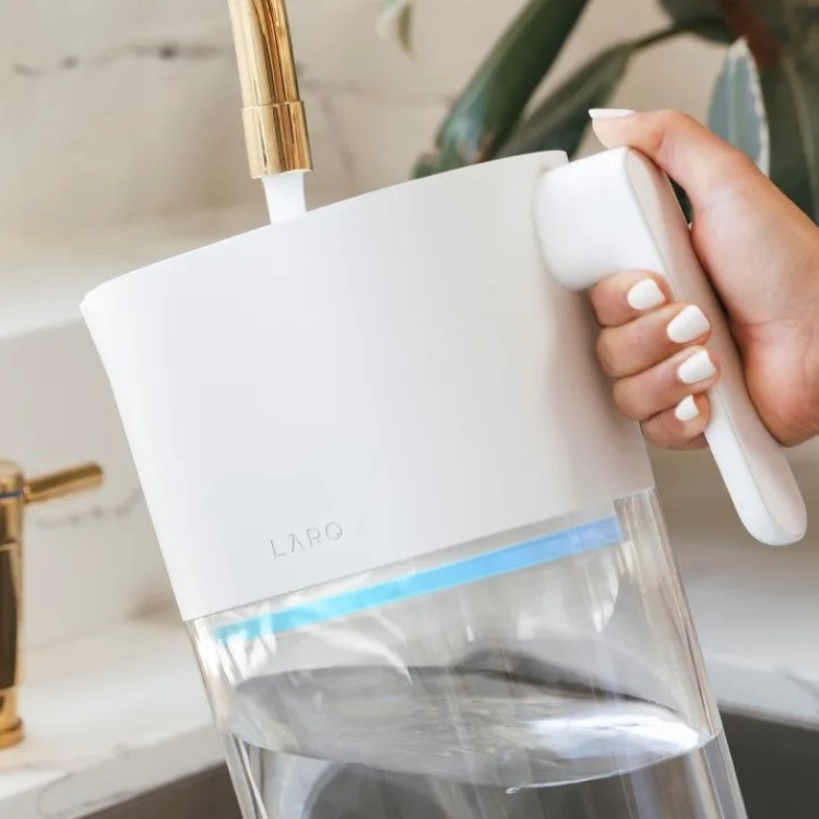 Water filter jug with UV light LARQ