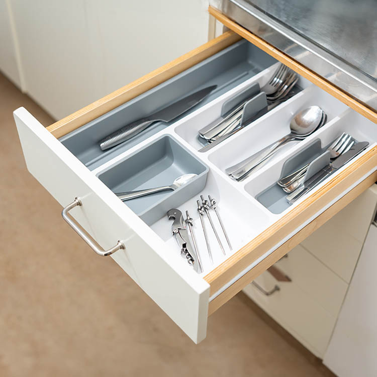 Adjustable drawer insert