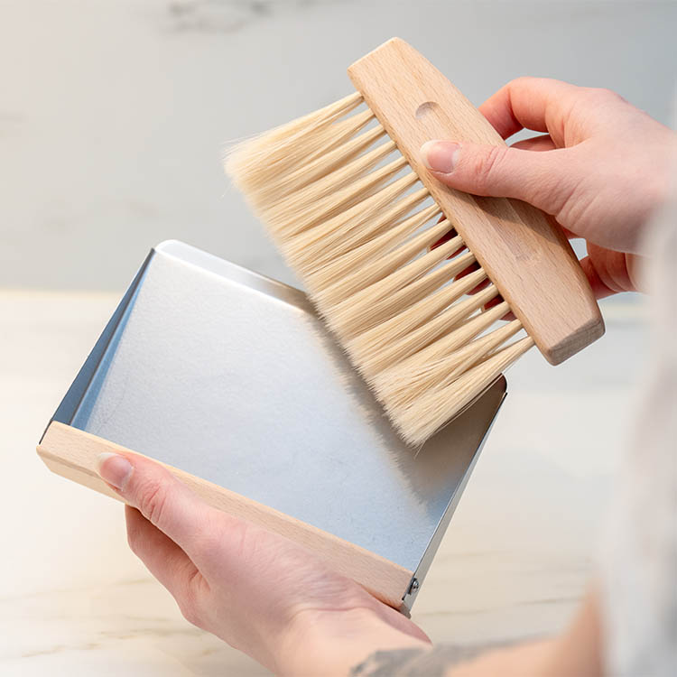 Table brush with shovel