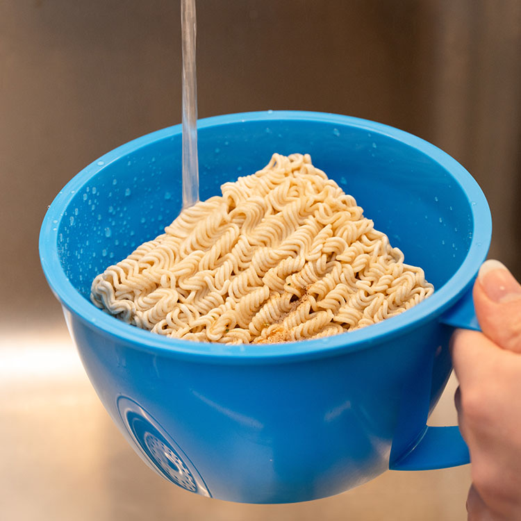 Noodle bowl for the microwave