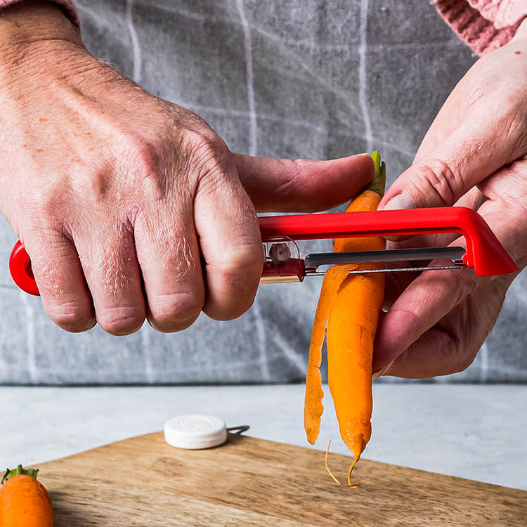 Self-sharpening potato peeler