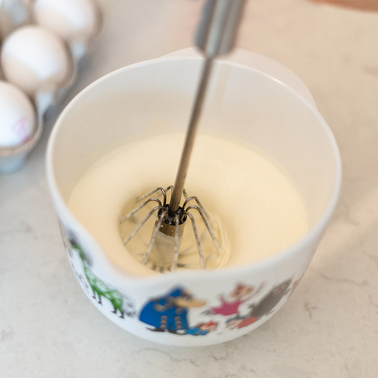 Semi-automatic hand whisk