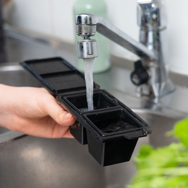 Ice cube tray with lid