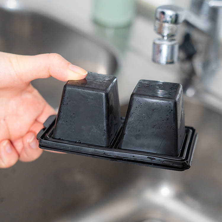 Ice cube tray with lid