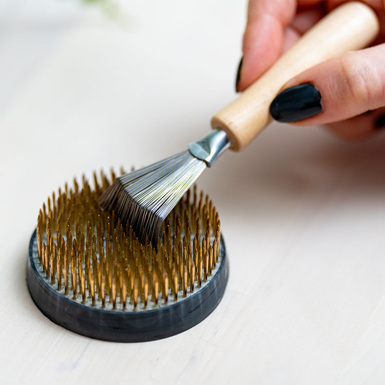 Cleaning brush for flower fakirs