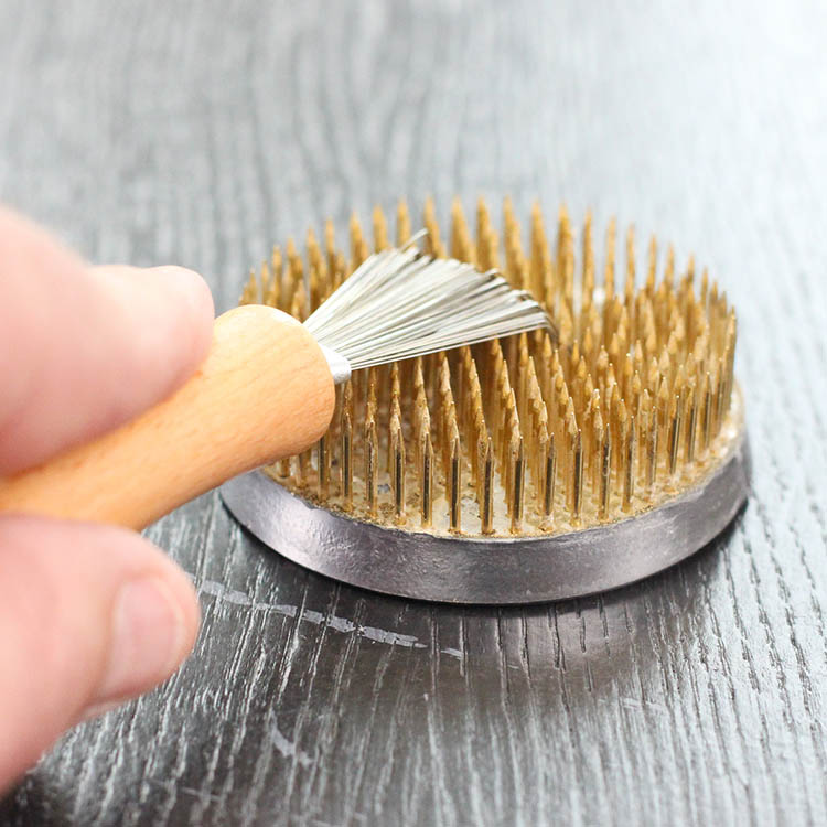 Cleaning brush for flower fakirs