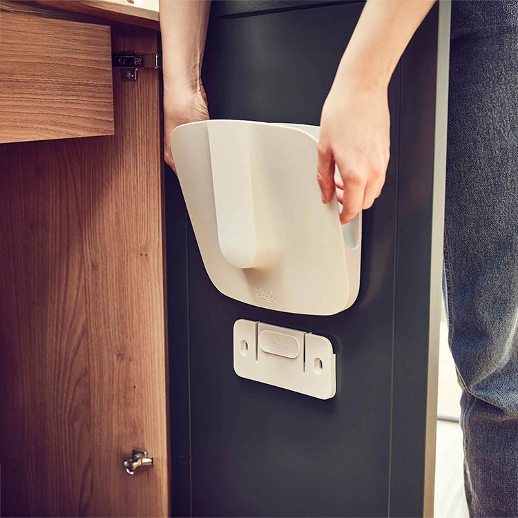 Dustpan with wall bracket