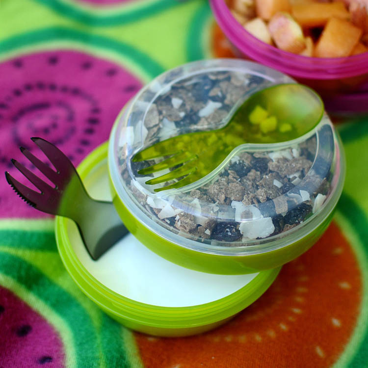 Yoghurt cup with a cooling lid