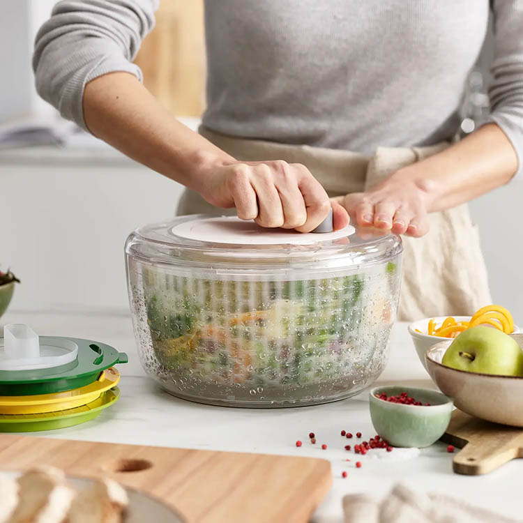 Salad spinner with grater