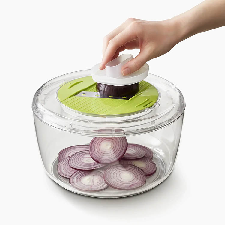 Salad spinner with grater