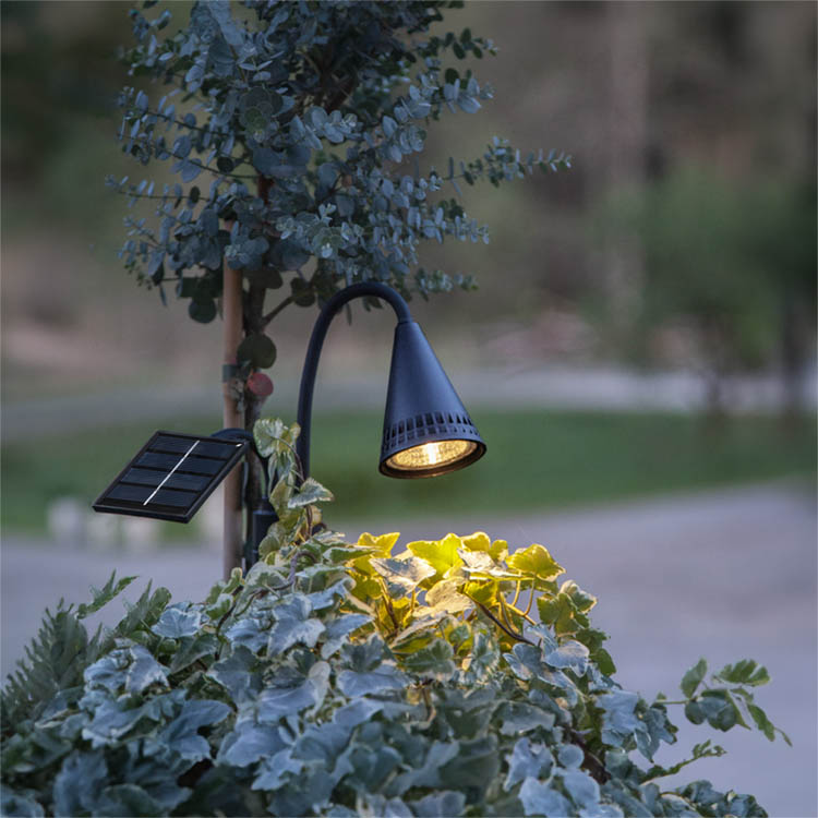 Swivelling solar-powered spotlight