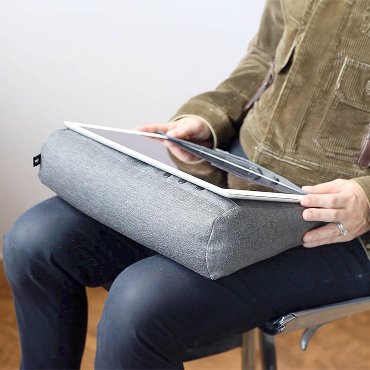 Travel pillow with laptop support