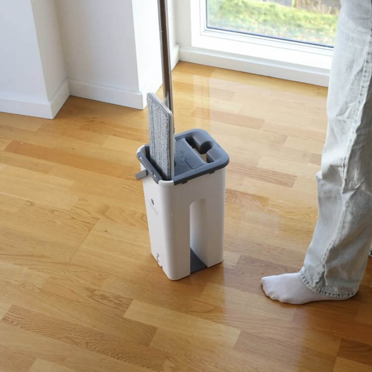 Floor mop and cleaning bucket with wringer