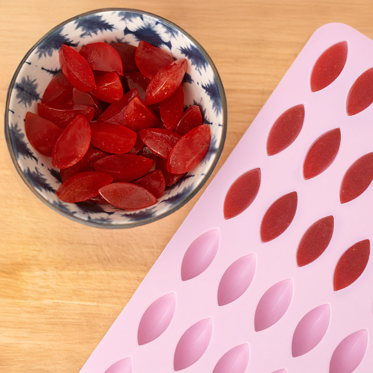 Boat-shaped silicone baking tray