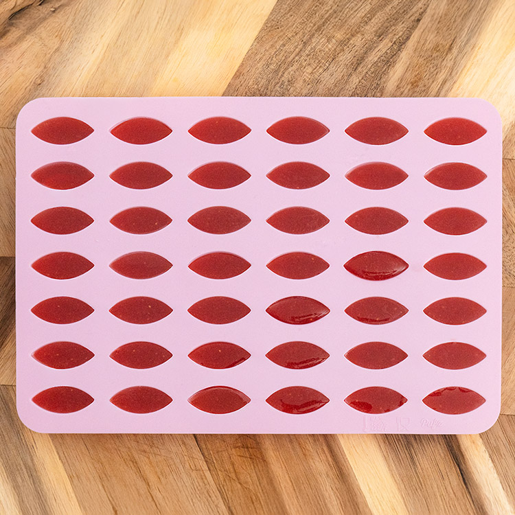 Boat-shaped silicone baking tray