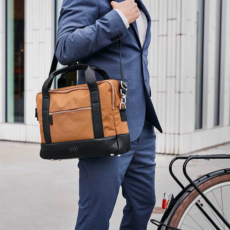 Computer bag for the bicycle